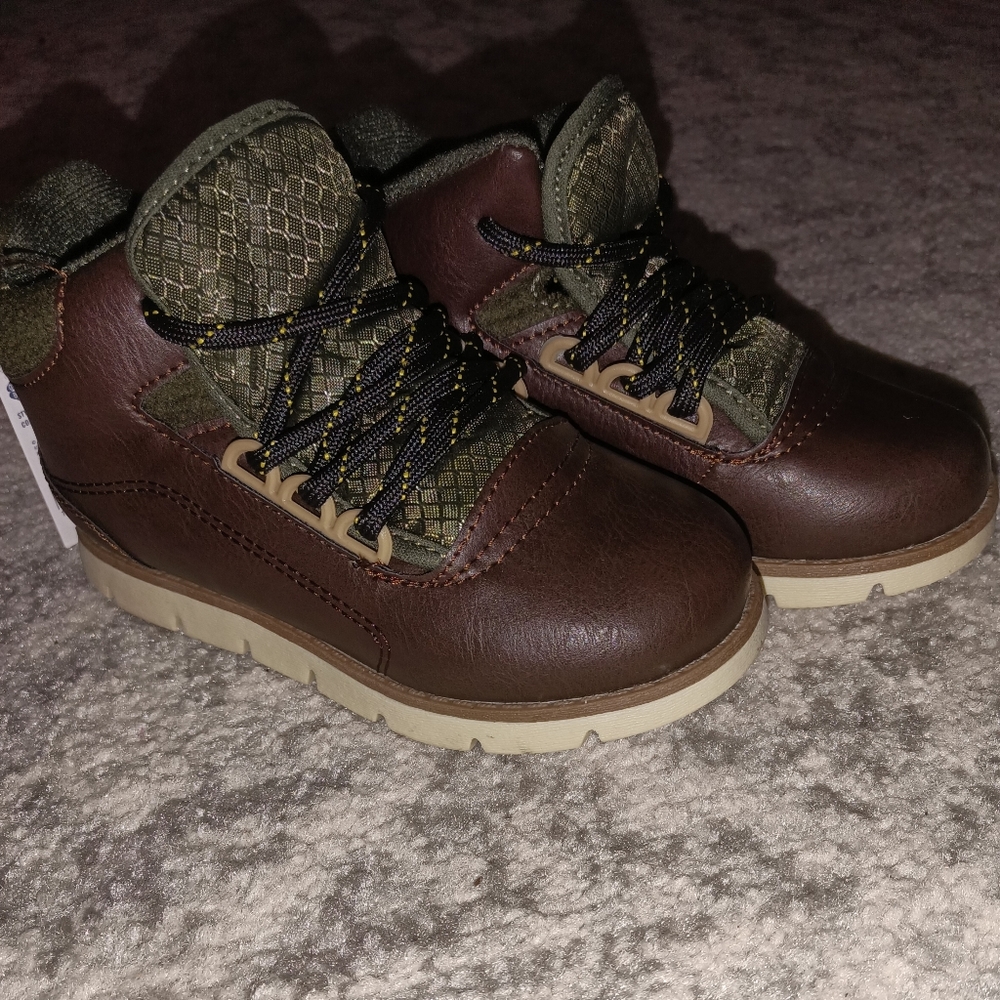 NWT Oshkosh boots 10